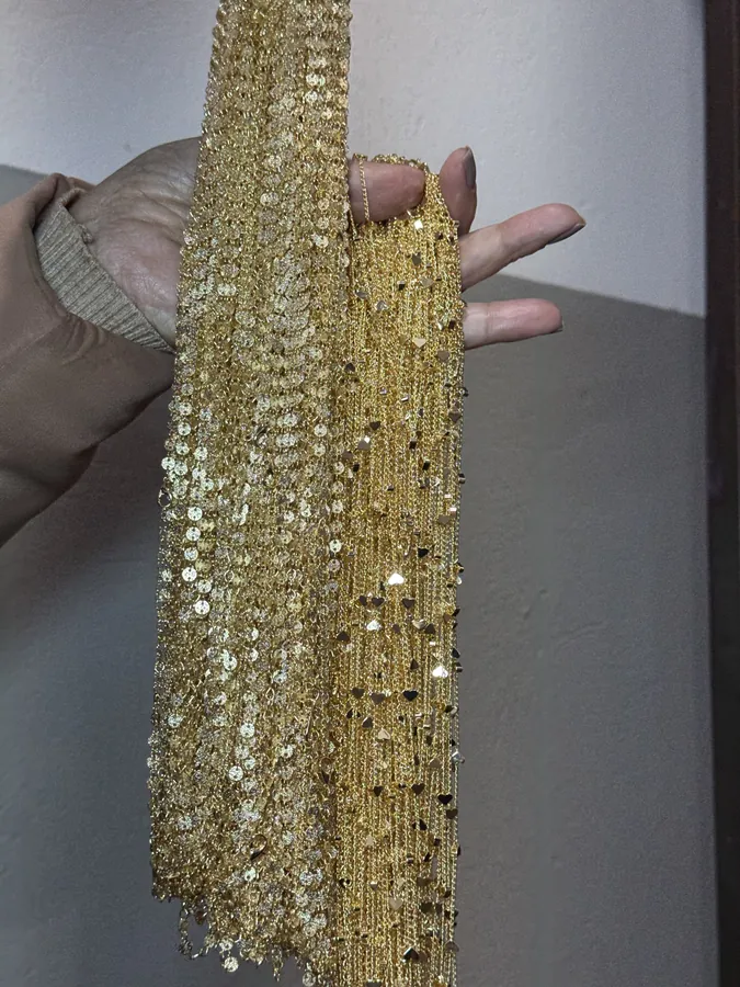 Correntes douradas recém-banhadas penduradas