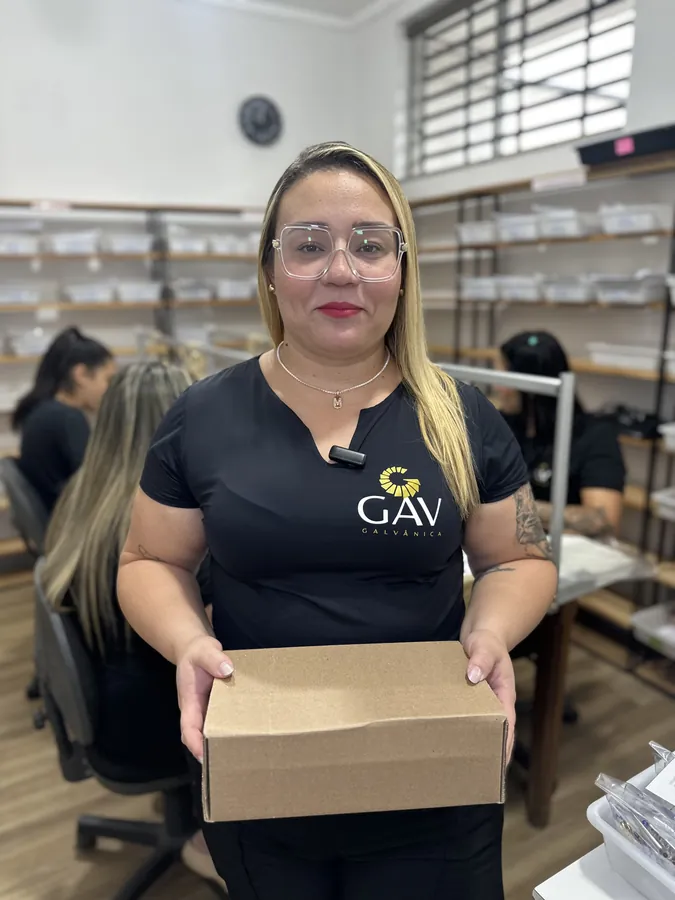 Atendente da GAV com a caixa de entrega das peças