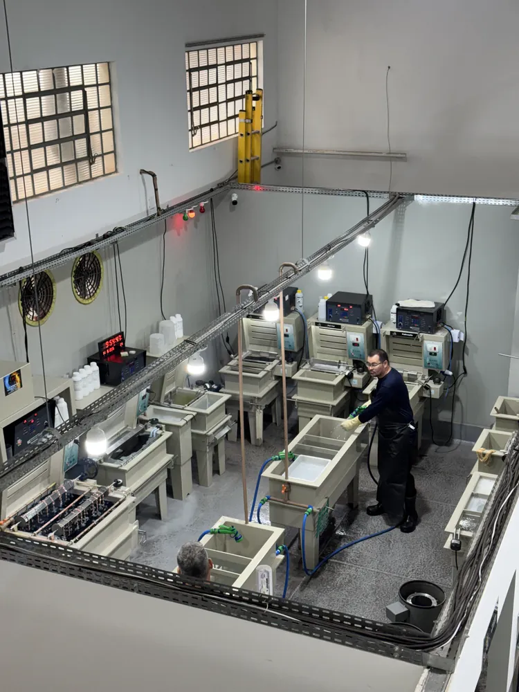 Linha de tanques de galvanoplastia da GAV vista de cima